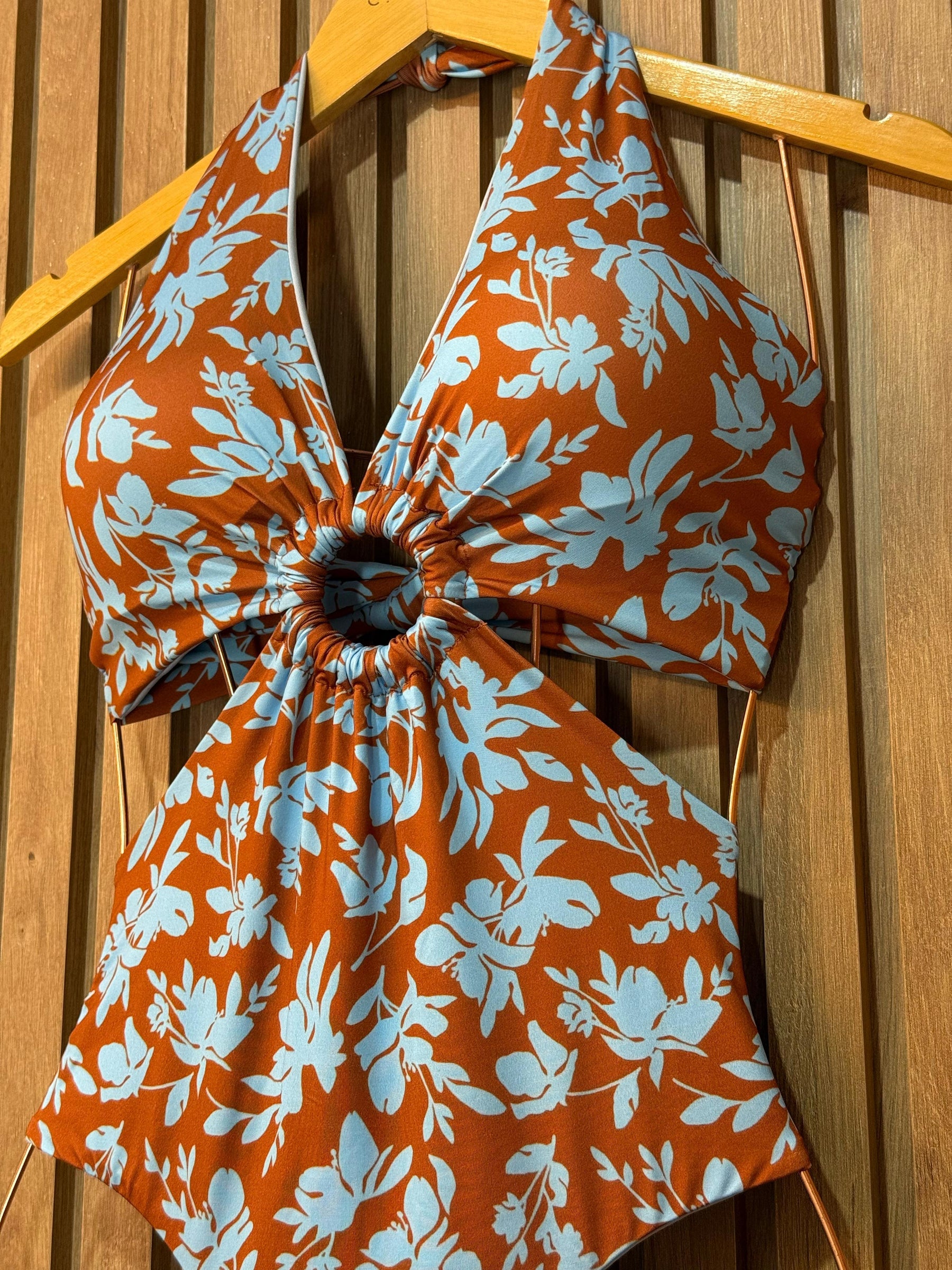 Conjunto Body Maiô e Saida de Banho Folhagens de Outono