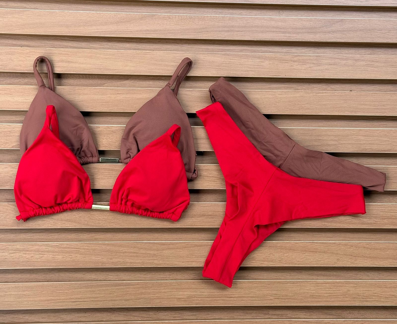 KIT 2 Biquíni Cortininha Calcinha Asa Delta Chocolate/Vermelho