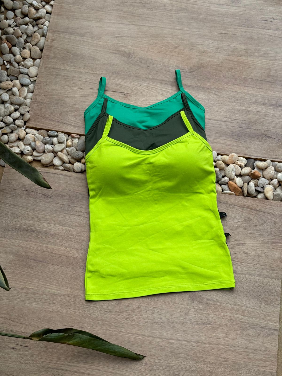 Kit 3 Regatas com Bojo Verde Lima/Verde Militar/Verde Bandeira