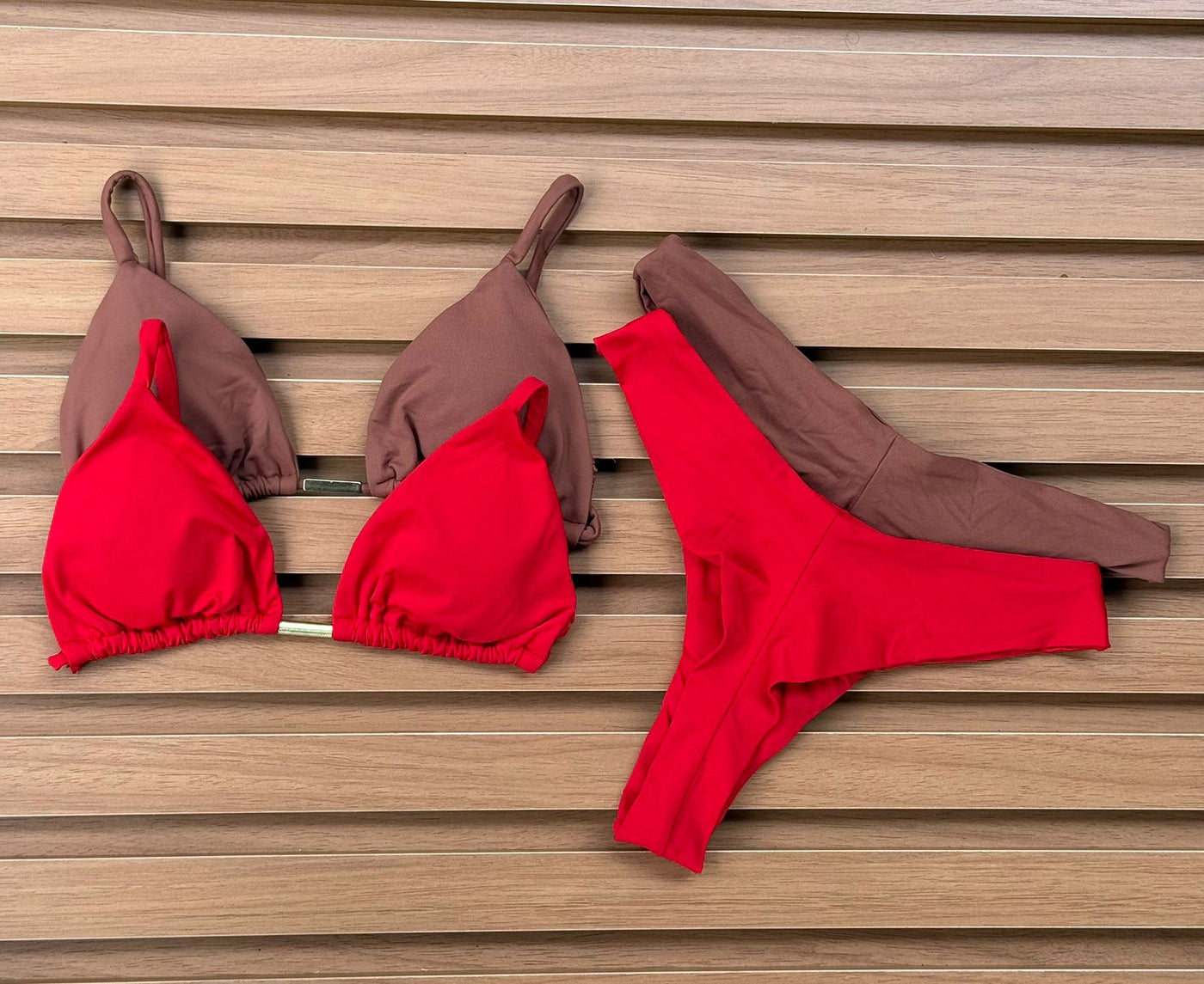 KIT 2 Biquíni Cortininha Calcinha Asa Delta Chocolate/Vermelho