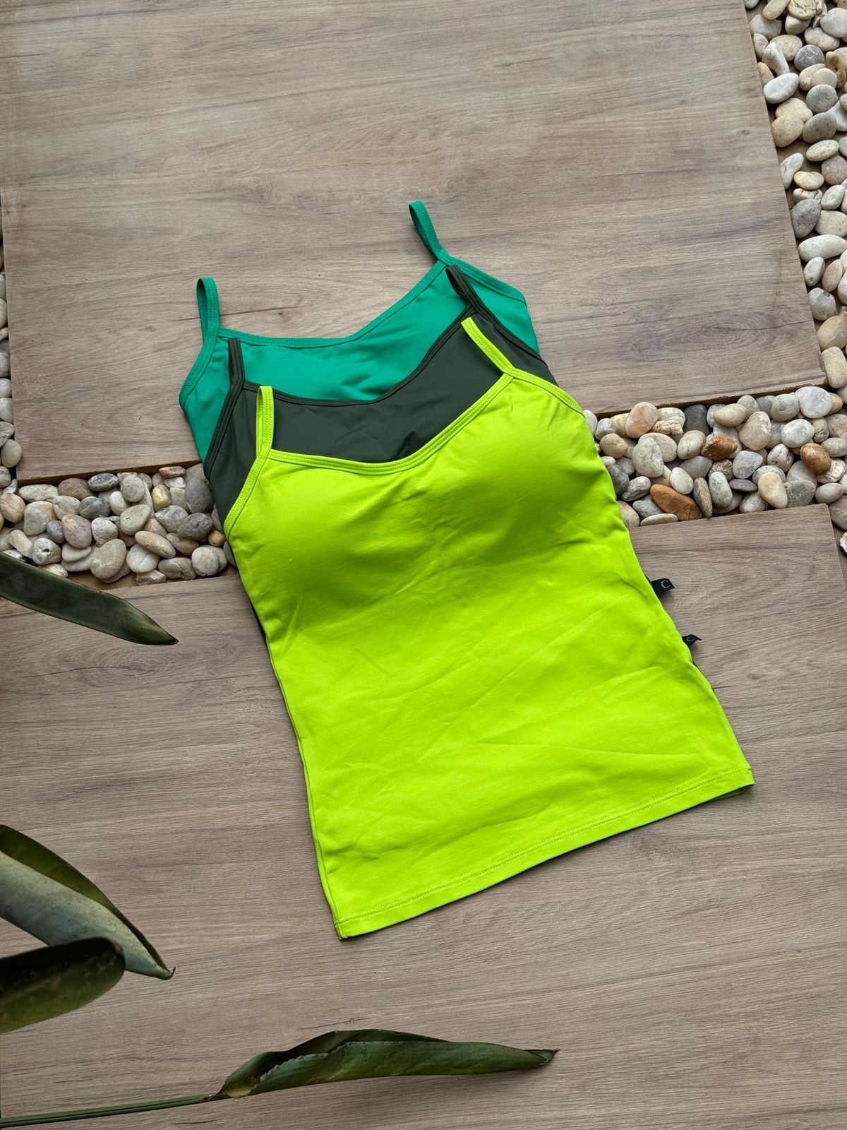 Kit 3 Regatas com Bojo Verde Lima/Verde Militar/Verde Bandeira
