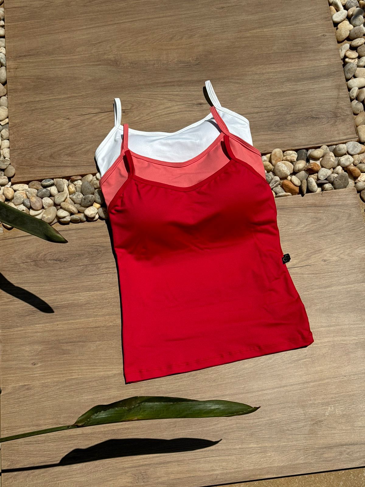 Kit 3 Regatas com Bojo Vermelho/Goiaba/Branco