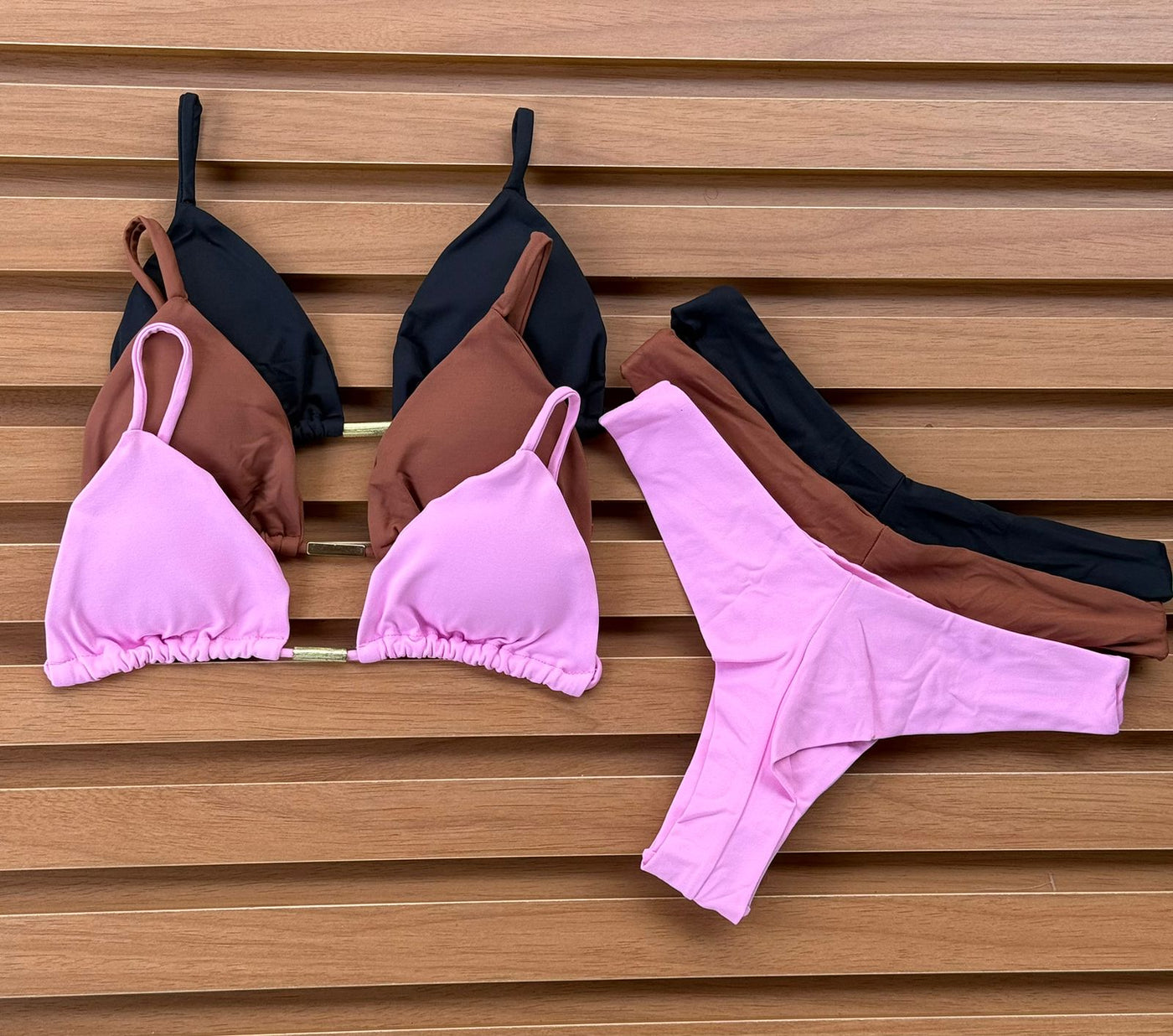 KIT 3 Biquíni Cortininha Calcinha Asa Delta Rosa Chiclete/Chocolate/Preto