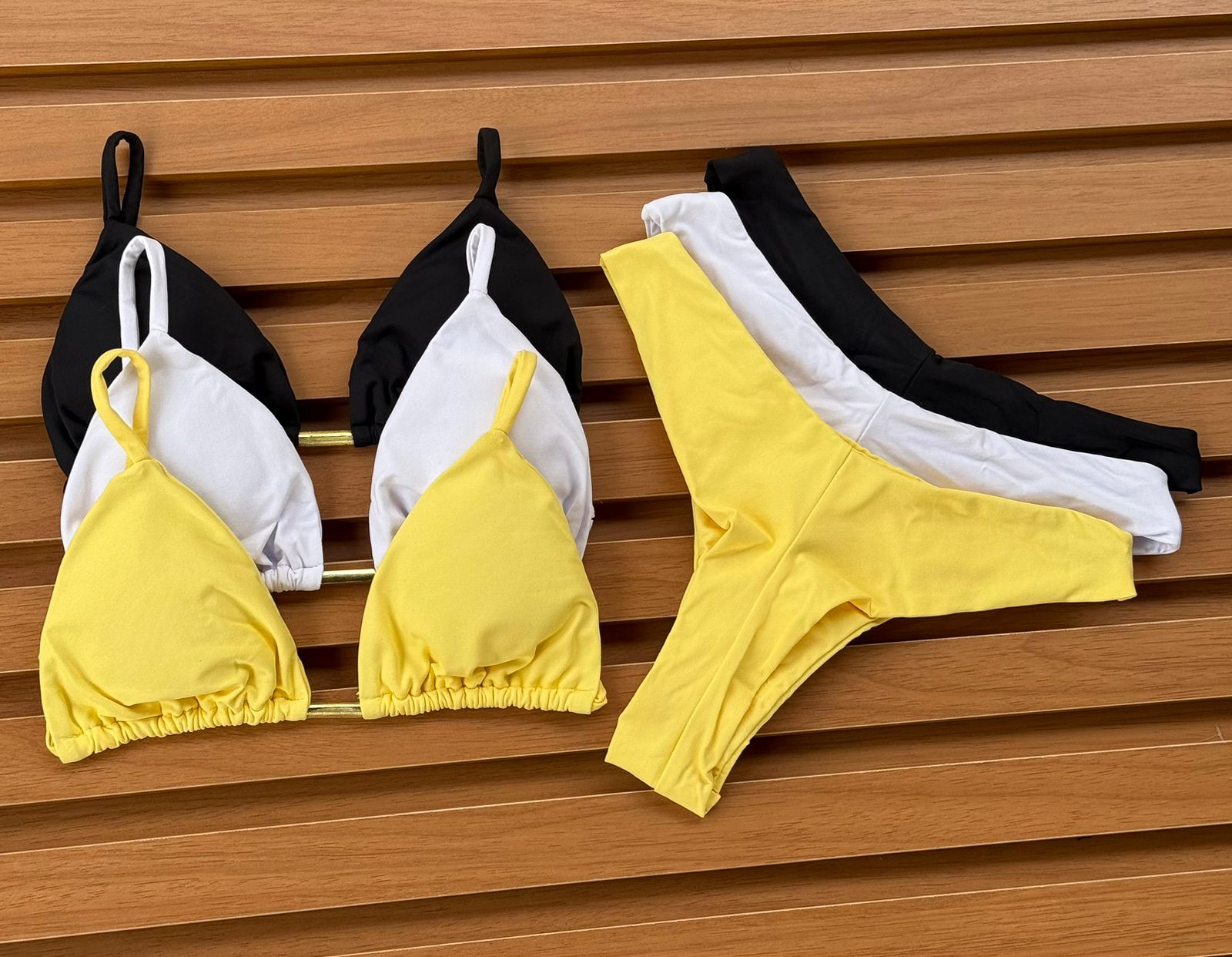 KIT 3 Biquíni Cortininha Calcinha Asa Delta Preto/Branco/Amarelo Manteiga