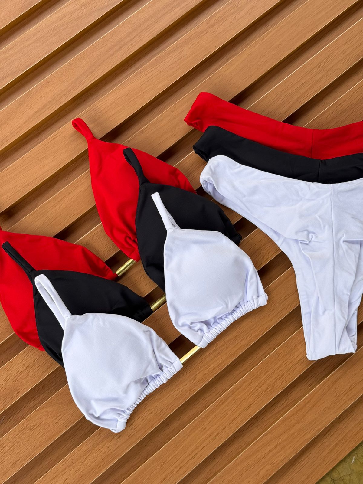 KIT 3 Biquíni Cortininha Calcinha Asa Delta Vermelho/Preto/Branco