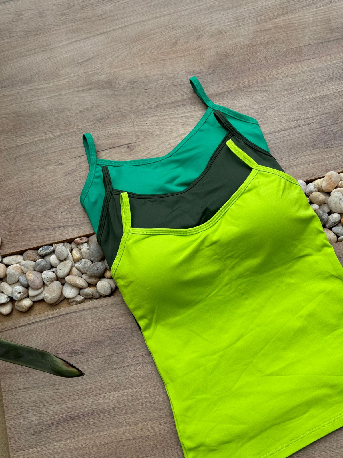 Kit 3 Regatas com Bojo Verde Lima/Verde Militar/Verde Bandeira