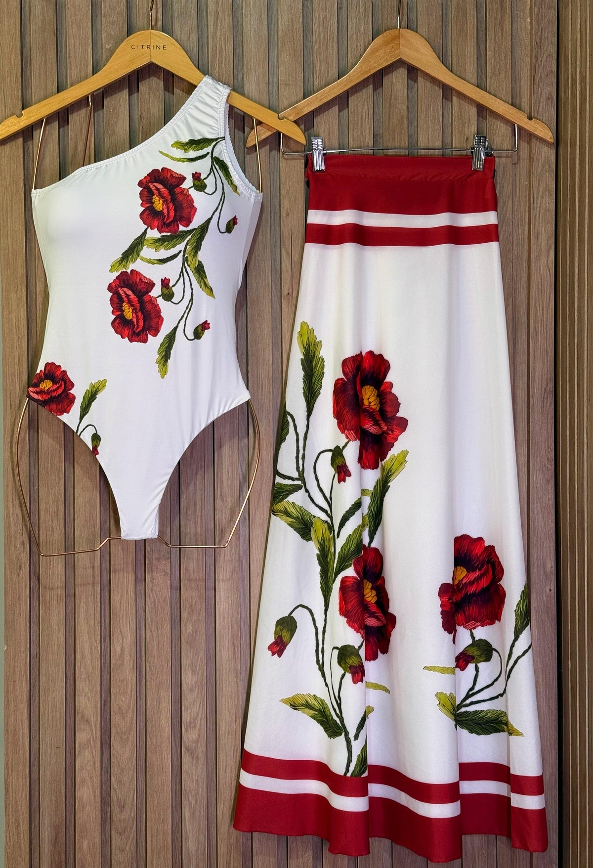 Conjunto Body Maiô e Saída de Banho Jardim Vermelho