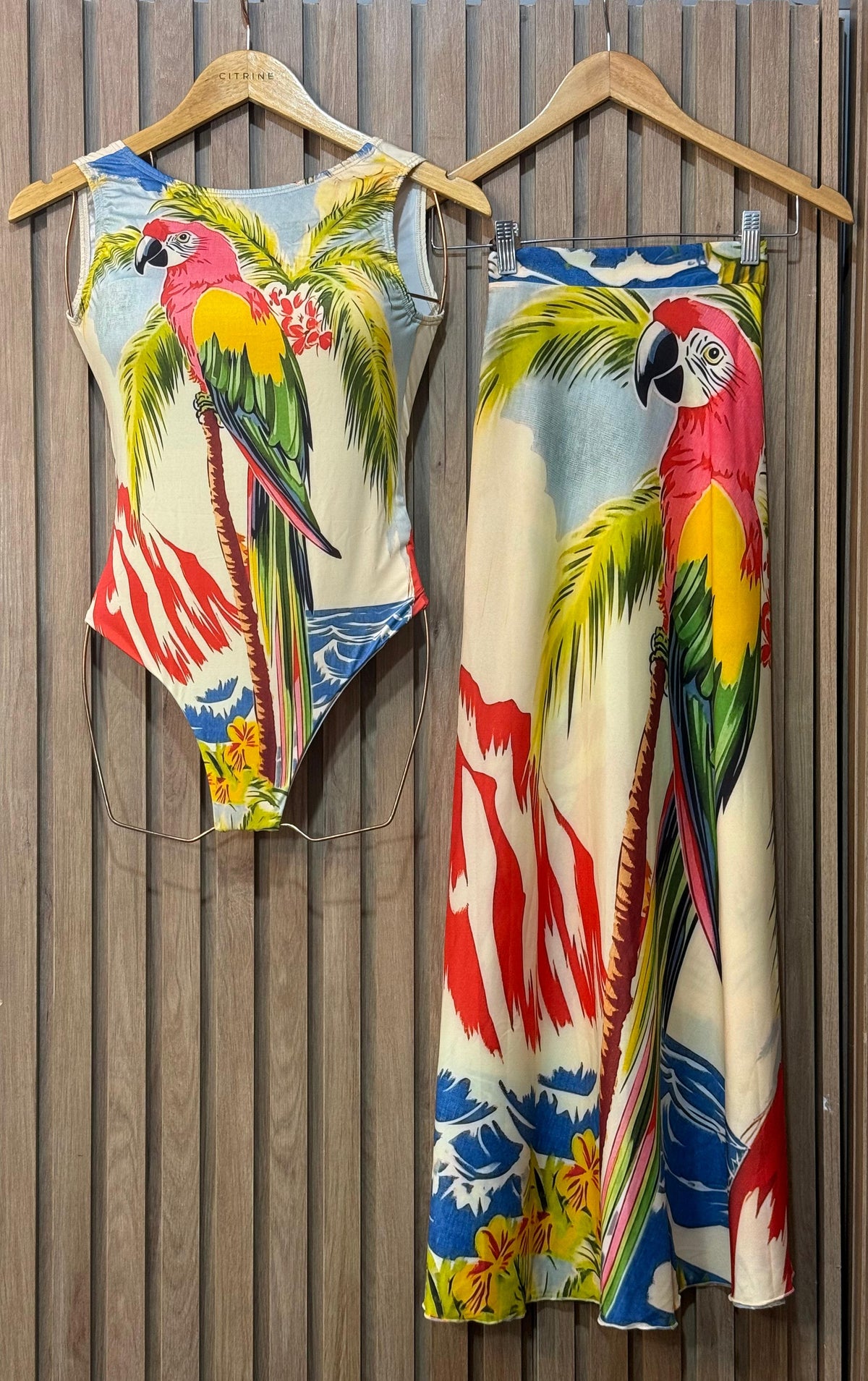 Conjunto Body Maiô e Saida de Banho Jungle Localizada