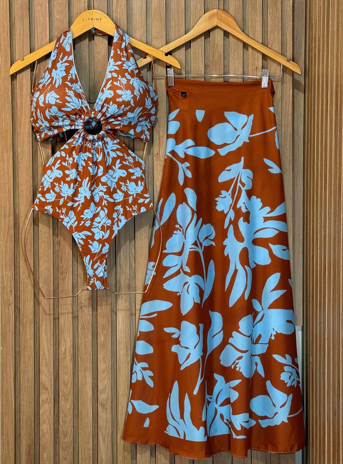 Conjunto Body Maiô e Saida de Banho Folhagens de Outono